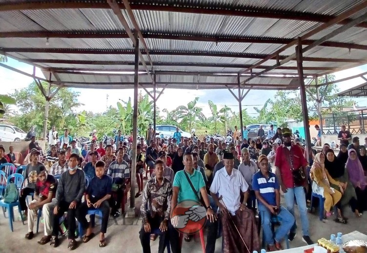 ANGGOTA DPRD MIMIKA H. PARJONO GELAR RESES KE-II TAHUN 2023 KEPADA WARGA KAMORO JAYA