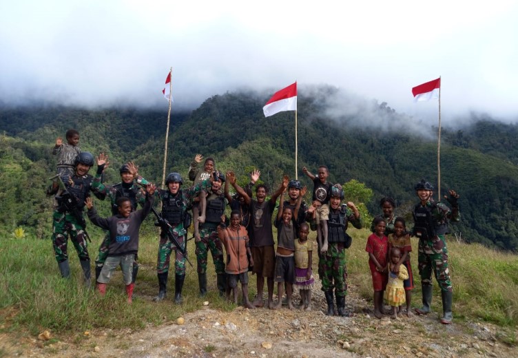 Sambut HUT RI Ke-78, Anak-Anak Dan Pemuda Di Distrik Yigi Kibarkan Bendera Merah-Putih Bersama TNI
