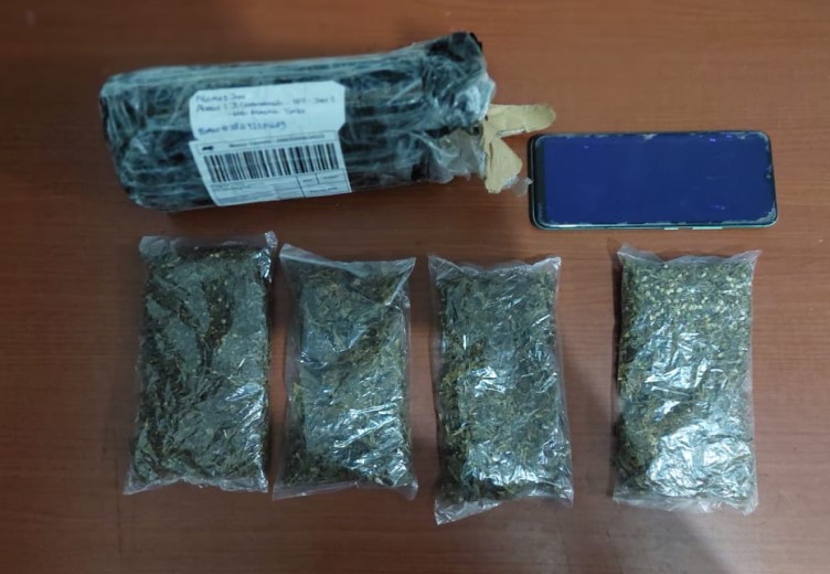 POLISI BEKUK PENGEDAR GANJA SAAT AMBIL PAKET DI JALAN BUDI UTOMO TIMIKA