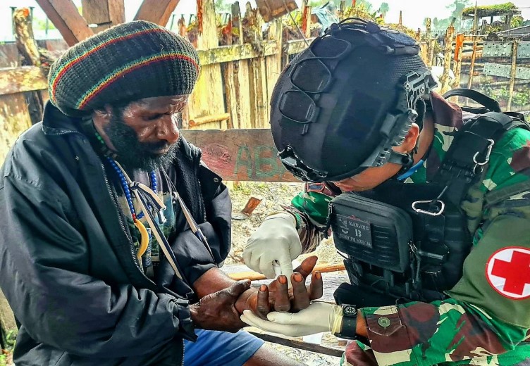 TNI LAYANI PENGOBATAN GRATIS BAGI MASYARAKAT DI DISTRIK DAL KABUPATEN NDUGA