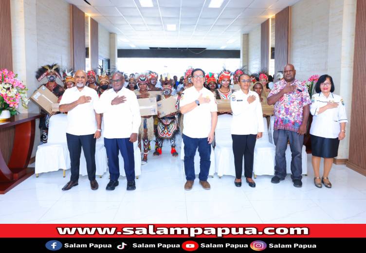 Gubernur Nawipa Serahkan 200 Laptop Untuk Pelajar Di Papua Tengah