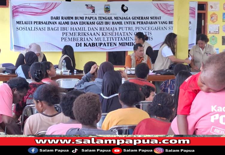 Suasana sosialisasi dan pemeriksaan dan pemberian multivitamin gratis dari Yayasan David Care bayi warga Kampung Mware di Balai Kampung, Sabtu (20/12/2025)(Salampapua.com/Sianturi)