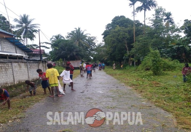 CEGAH DBD, KELURAHAN KAMORO JAYA MIMIKA GELAR KERJA BAKTI MEMBERSIHKAN LINGKUNGAN