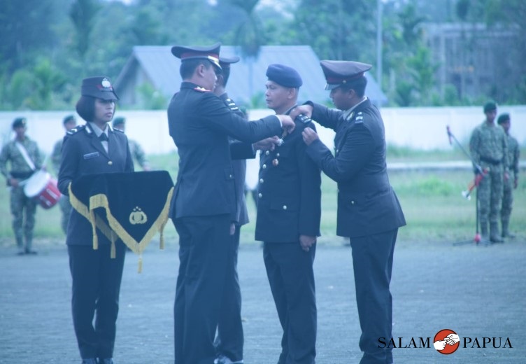 GELAR UPACARA PERINGATAN HARI BHAYANGKARA KE-77, 2 ANGGOTA POLRES MIMIKA TERIMA BINTANG BHAYANGKARA NARAYA