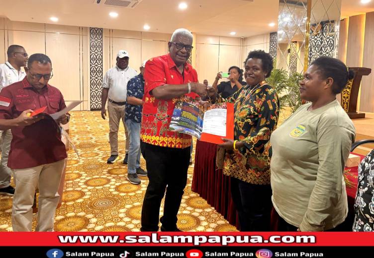 Kemenkumham Papua Serahkan Sertifikat HAKI Kepada Musisi, UMKM, Dan Pusat Perbelanjaan Di Mimika