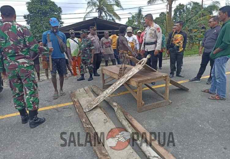 Tidak Dapat BLT, Sejumlah Warga Hiripau Mimika Palang Jalan