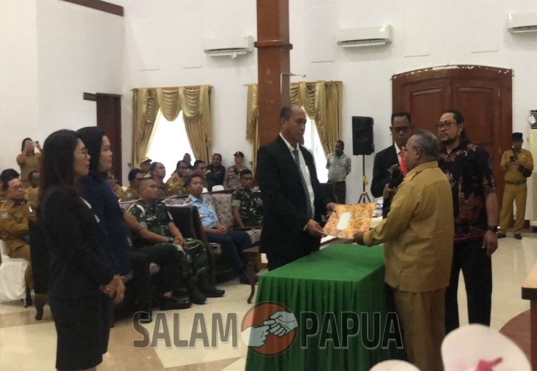 Bupati Omaleng Lantik Robert Mayaut Jadi Plt Sekda Mimika, Tiga Srikandi Kembali Ke Jabatan Semula