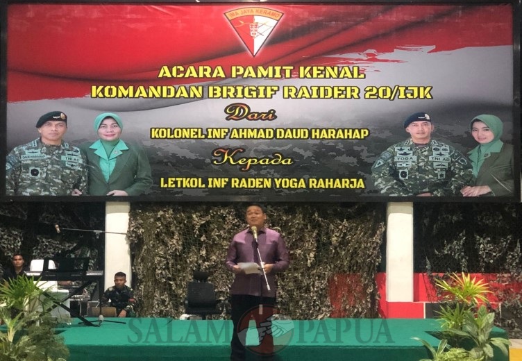 PAMIT-KENAL DANBRIGIF RAIDER 20/IJK DARI KOLONEL INF. AHMAD DAUD HARAHAP KEPADA LETKOL INF. RADEN YOGA RAHARJA, PJ BUPATI MIMIKA: SELAMAT BERTUGAS