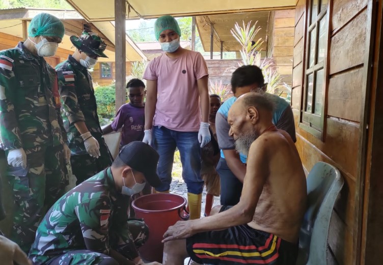 SATGAS YONIF R 631/ATG BERSAMA TIM MEDIS MEMBERIKAN LAYANAN KESEHATAN GRATIS BAGI LANSIA DI BEANEKOGOM TEMBAGAPURA