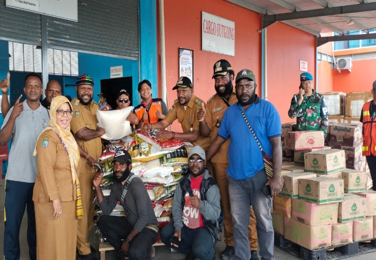 Bantuan makanan dari Pemkab Mimika kepada warga korban longsor di Distrik Tembagapura, saat berada di Cargo bandara Mozes Kilangin Timika (Foto:Istimewa)