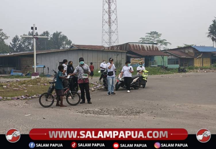 Kabut Asap Selimuti Kenyam, Dinkes Nduga Bagikan Masker Kepada Pelajar Dan Masyarakat