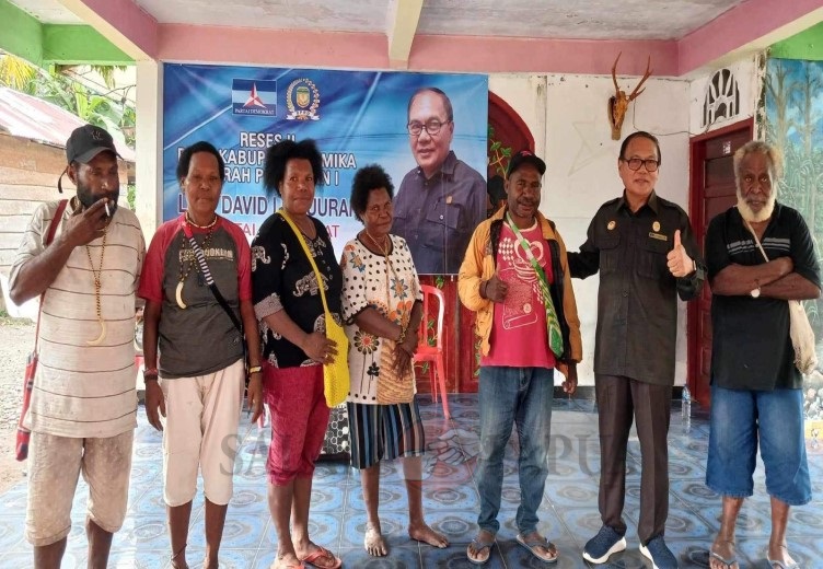 ANGGOTA DPRD MIMIKA LEXI DAVID LINTURAN GELAR RESES II TAHUN 2023 DI KELURAHAN KWAMKI