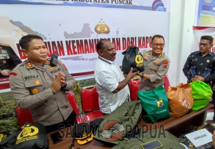 KAPOLRI DAN KAPOLDA PAPUA SALURKAN BANTUAN UNTUK KORBAN BENCANA KEKERINGAN DI KABUPATEN PUNCAK