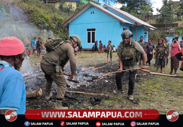 Kebersamaan Terjalin, Satgas Damai Cartenz Hadir Di Tradisi Bakar Batu Sugapa