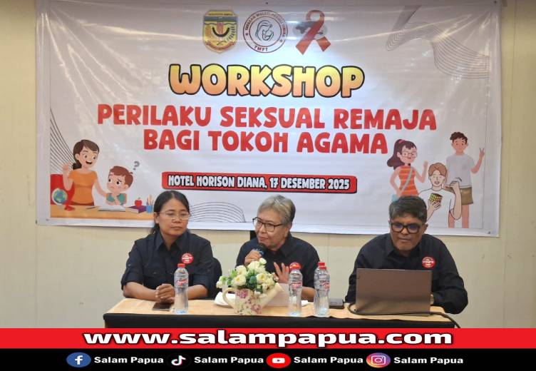 (dari kiri) Pdt Trifosa, Ketua Yayasan Melati Peduli Timka, Martha Pussung dan Pdt Sefnat Lobwaer pada pembukaan Workshop Perilaku Seksual Remaja Bagi Tokoh Agama di Hotel Horison Diana, Rabu (17/12/2025)(Salampapua.com/Sianturi)