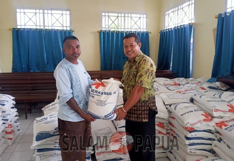 KELURAHAN INAUGA MIMIKA BARU MENYALURKAN 39 PERSEN BANTUAN PANGAN KEPADA WARGA