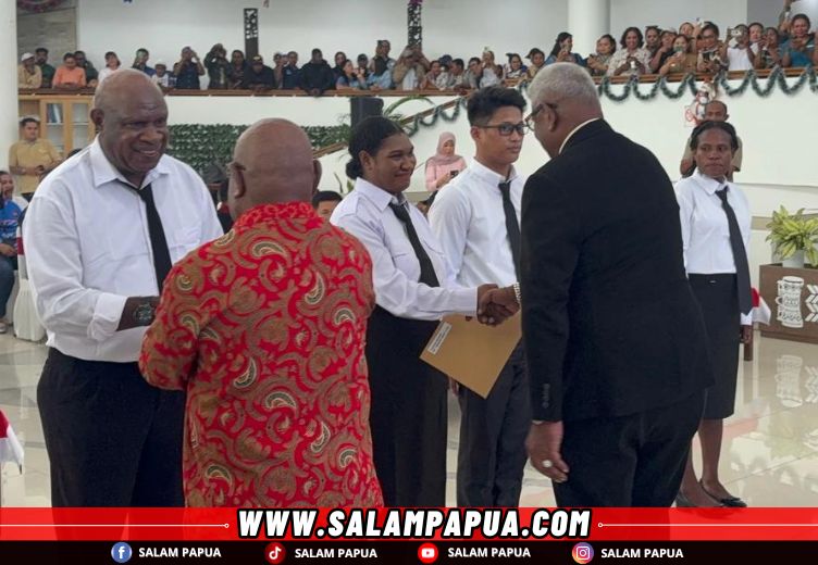 Bupati Mimika Serahkan 1.243 SK PPPK