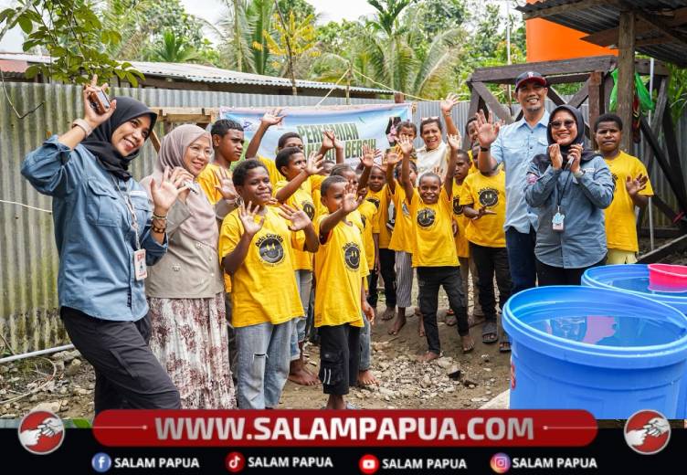 Pihak CSR PT KPI dan anak-anak dari Panti Asuhan Cinta Kasih Hulda Kampung Mandiri Jaya di halaman yayasan tersebut, Sabtu (15/8/2026)(Salampapua.com/Dokumen CSR PT KPI)