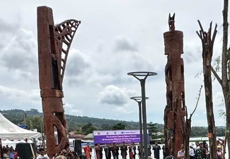 Totem Kamoro Hadir Dan Warnai Keindahan Danau Toba Sumatera Utara