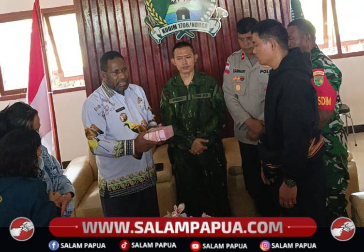 Bupati Kabupaten Nduga, Yoas Beon, S.IP menyerahkan bantuan duka kepada perwakilan keluarga Almarhum Aris Sanda di Makodim 1706/Nduga, Kamis (17/9/2026)(Salampapua.com/Elea Worom)