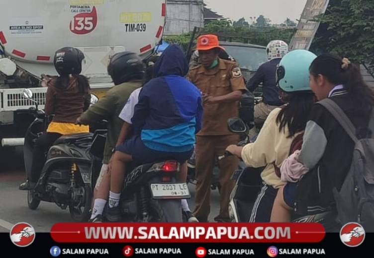Kabut Asap Menyelimuti Timika, DLH Bagikan 1.500 Masker Gratis