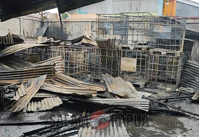 Gudang Penampung BBM Di Timika Diduga Milik Oknum TNI Terbakar