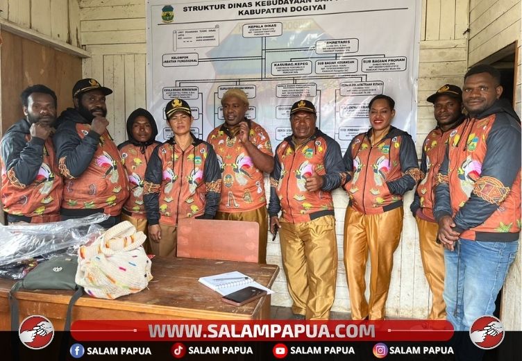 ‎Disbudpar Membagikan Batik Khas Dogiyai Sebagai Identitas Budaya Daerah
