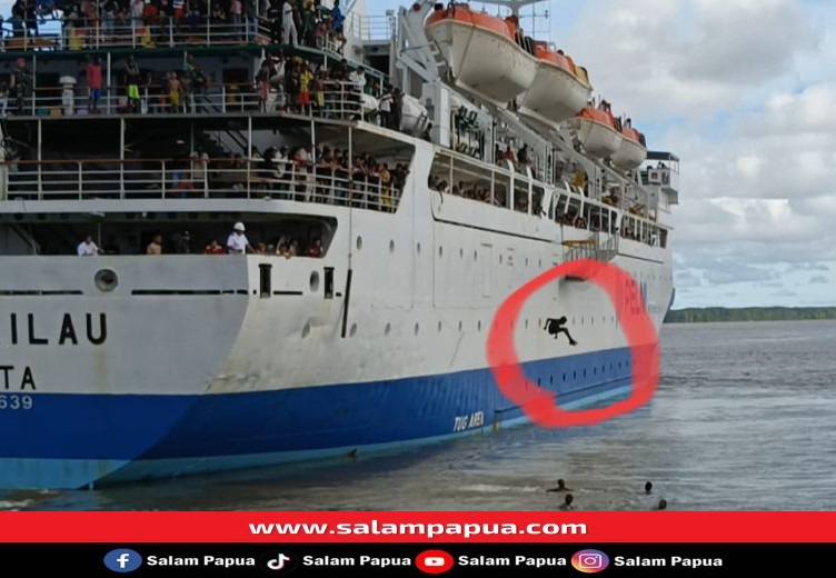 Anak-Anak Lompat Dari Atas Kapal Di Poumako Jadi Hiburan Saat Kapal Lepas Tali