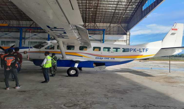 PESAWAT ASIAN ONE AIR DARI TIMIKA DITEMBAK KKB DI KABUPATEN PUNCAK