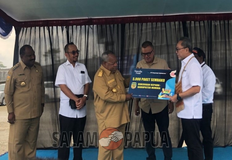 Didukung PTFI, Mendag Zulkifli Hasan Serahkan 5.000 Paket Bansos Kepada Masyarakat Mimika