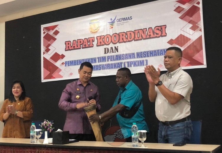 PJ BUPATI MIMIKA BUKA RAKOR DAN PEMBENTUKAN TIM PELAKSANA KESEHATAN JIWA MASYARAKAT
