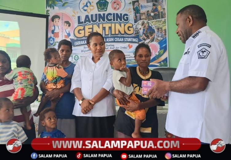 Bupati Nduga, Yoas Beon, SIP bersama Istri menyerahkan makanan bergizi kepada orang tua dan anak pada Launcing Gerakan Orang Tua Asuh Cegah Stunting, Rabu (3/6/2026) di Kenyam (Salampapua.com/Elea Worom)