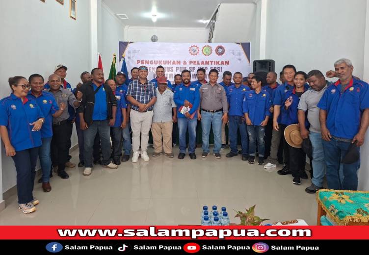Foto bersama usai pelantikan pengurus PUK SP KEP SPSI PT Nemangkawi Jaya Periode 2026-2029 di Sekretariat PC FSP KEP SPSI) Kabupaten Mimika, Jalan WR Soepratman, Timika, Senin (17/2/2026)(Salampapua.com/Sianturi)