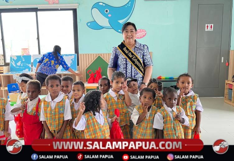 Tinjau Perkembangan Anak, Ketua TP-PKK Mimika Kunjungi PAUD Amoro