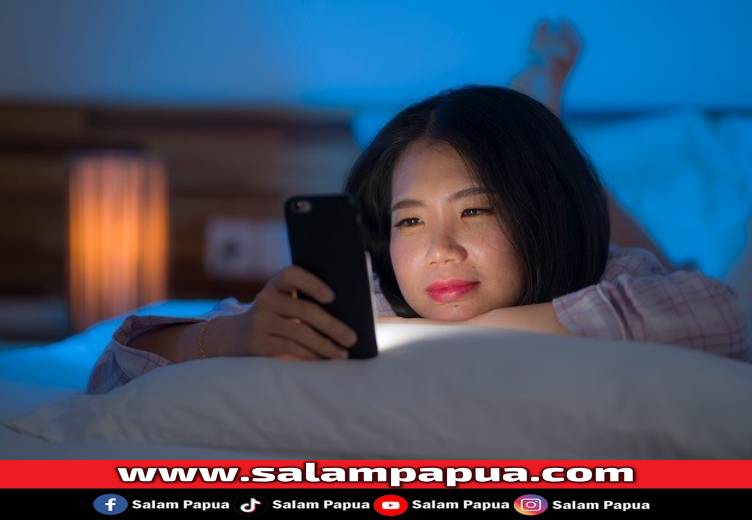 Bahaya Sering Main Ponsel Sebelum Tidur Yang Perlu Diwaspadai