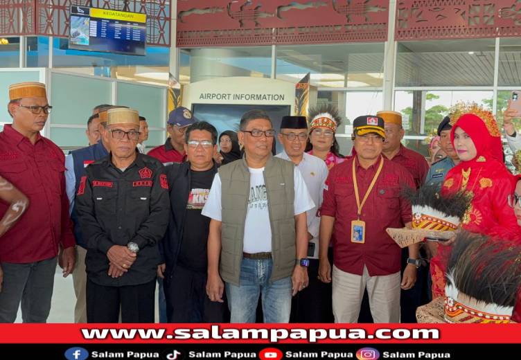 Disambut Adat Makassar–Papua, Abdul Rivai Hadiri HUT KKSS Di Mimika