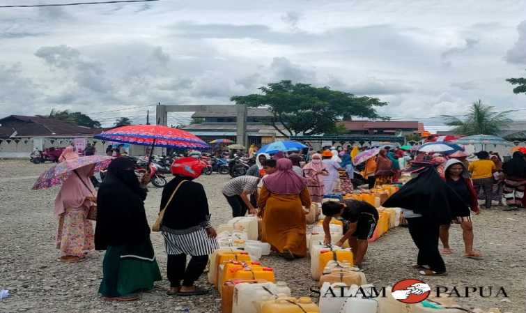 DISPERINDAG MIMIKA SALURKAN 130.000 LITER MINYAK TANAH KE 26 MASJID