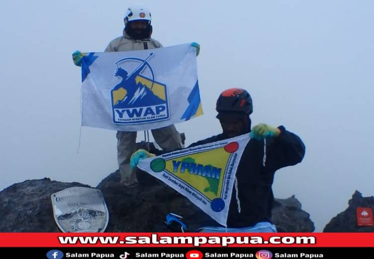 Tim PT. Wisata Puncak Nemangkawi di Puncak Nemangkawi (Dokumen PT Wisata Puncak Nemangkawi)