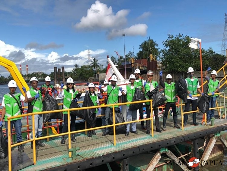 FREEPORT INDONESIA LAKUKAN 'COASTAL CLEAN UP' DI AREA PORTSITE MIMIKA, SERENTAK BERSAMA KLH DARI IKN NUSANTARA