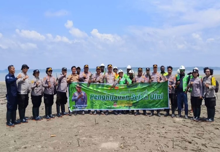 Polres Mimika Gelar Aksi Tanam 1.000 Pohon Mangrove Bersama Freeport Di Pulau Puriri