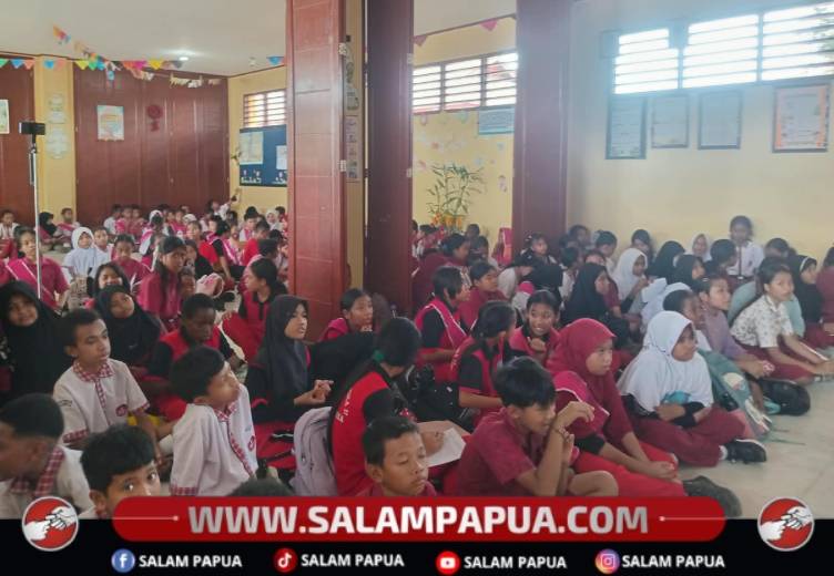 Para pelajar SD Inpres Timika II mendengarkan dengan serius sosialisasi anti-bullying kepada siswa kelas V dan VI SD Inpres Timika II, Distrik Mimika Baru, Kabupaten Mimika, Rabu (7/10/2026)(Salampapua.com/Dokumen Sat Binmas Polres Mimika)