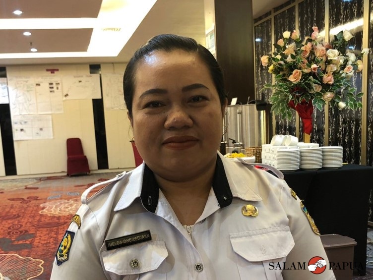 TEKAN ANGKA KASUS MALARIA, DINAS KESEHATAN MIMIKA MEMBERIKAN RATUSAN KELAMBU KEPADA MASYARAKAT