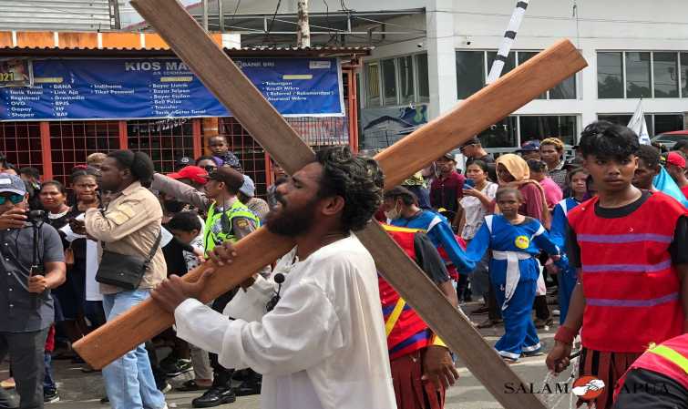 PROSESI JALAN SALIB MENJADI RANGKAIAN IBADAH JUMAT AGUNG DI GEREJA KATEDRAL TIGA RAJA TIMIKA, UMAT MENETESKAN AIR MATA