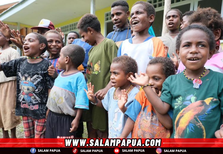 Para murid Sekolah Gereja GBI Apache Timika antusias mengikuti kegiatan Diakonia Natal di Dataran Rendah Kabupaten Mimika (salampapua.com/Foto Corp.Comm PTFI)