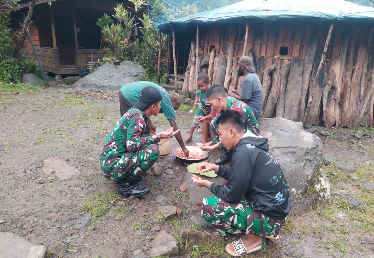 SATGAS YONIF R 631/ATG SILATURAHMI BERSAMA MASYARAKAT KAMPUNG BEANEKOGOM TEMBAGAPURA SAMBIL CICIPI BUAH MERAH