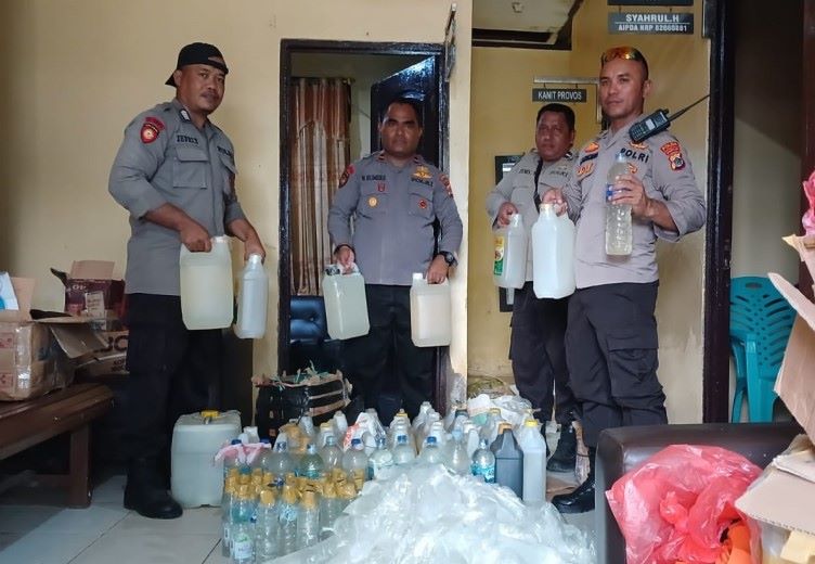 Polisi Amankan Ratusan Liter Miras Tanpa Pemilik Di Pelabuhan Poumako Timika