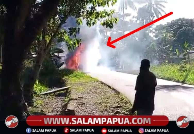 Mobil Bak Terbuka Pengangkut BBM Terbakar Di Kampung Hiripau, Warga Tak Berani Mendekat