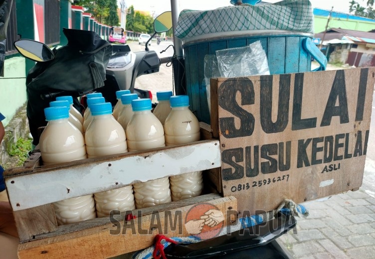 TETAP TEKUN DAN BUKA USAHA SECARA MANDIRI, SEORANG PENJUAL SUSU KEDELAI DI TIMIKA MAMPU KULIAHKAN ANAKNYA
