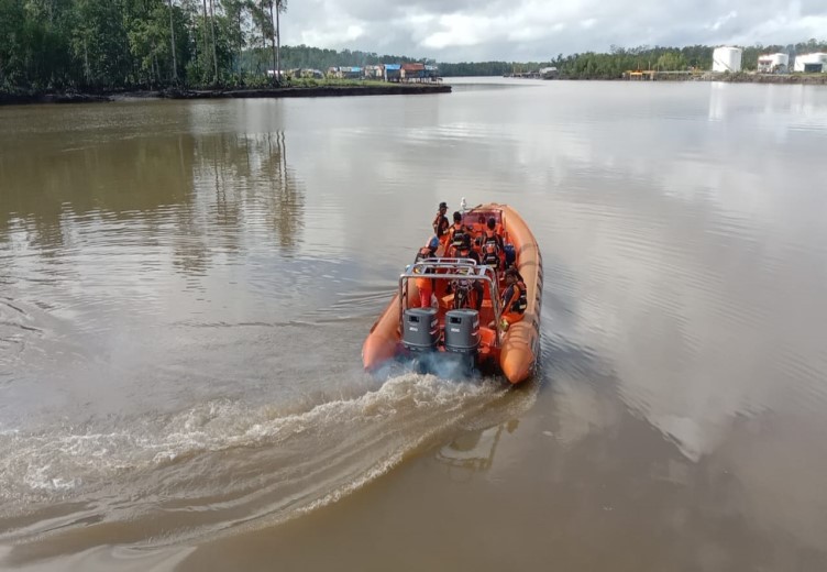 KAPAL NELAYAN DOMPENG TENGGELAM DI MUARA PORTSITE, DUA ORANG BELUM DITEMUKAN