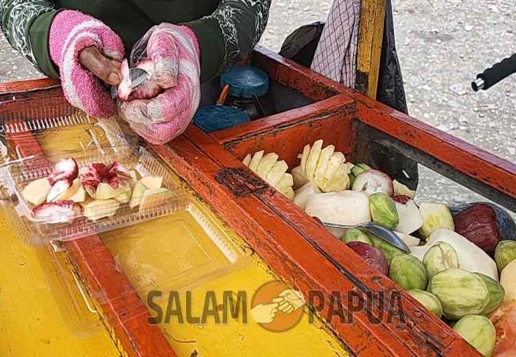 Ibu Fati Penjual Rujak Keliling Di Timika, Mengais Rezeki Tanpa Harus Merugikan Orang Lain